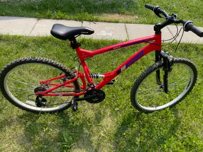 This is a used Richter 26-inch mountain bike, perfect for trails or cruising around the neighbourhoo...