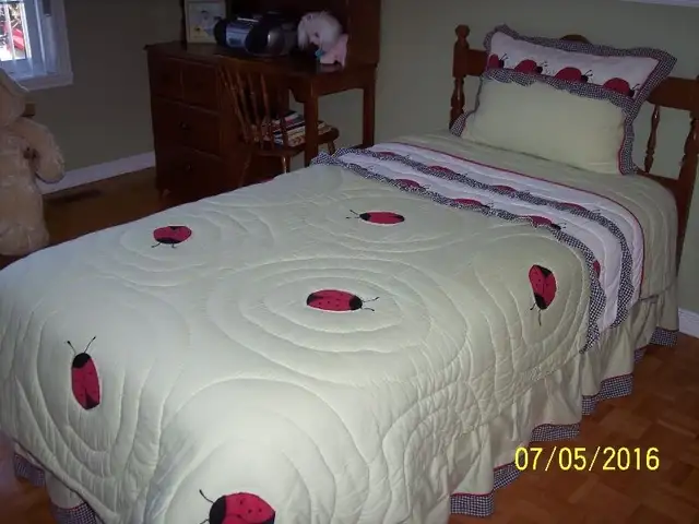 couvre-lit / literie pour lit simple - coccinelles (ladybug) in Other in Laval / North Shore - Image 4