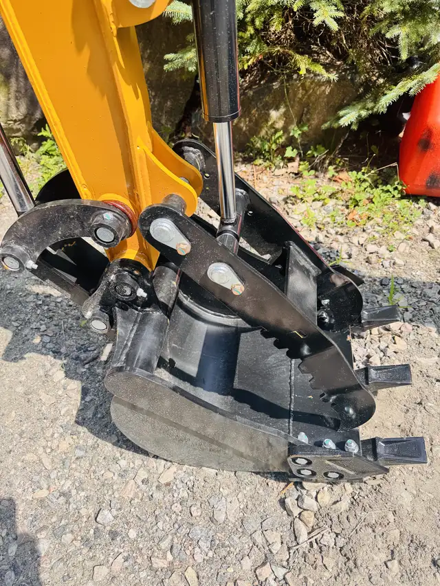 AGT  Kubota 25 hp D902 Diesel Professional Mini Excavator in Other in Muskoka - Image 9