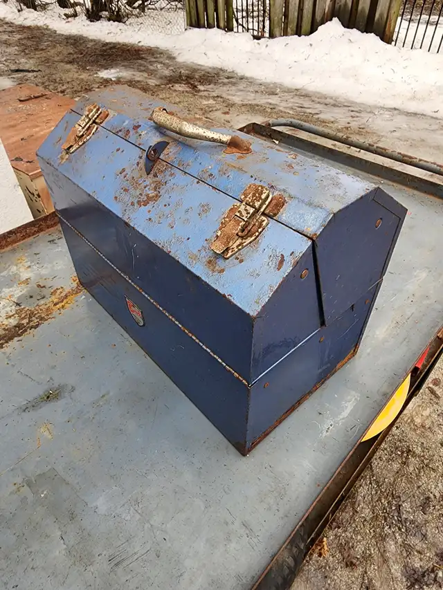 old rusty tool box heavy blue beach 18'' x 10'' x 13'' in Tool Storage & Benches in Oakville / Halton Region - Image 4