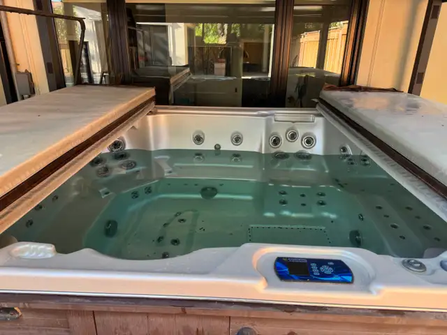 Hydropool Self-Cleaning 1038 Spa — Clean Interior, Holds Water, in Hot Tubs & Pools in City of Toronto - Image 4