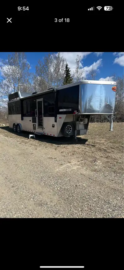 2018 Sundowner 3 horse with living quarters. 26 foot on the floor. 6 foot slide with dinette Hay pod...