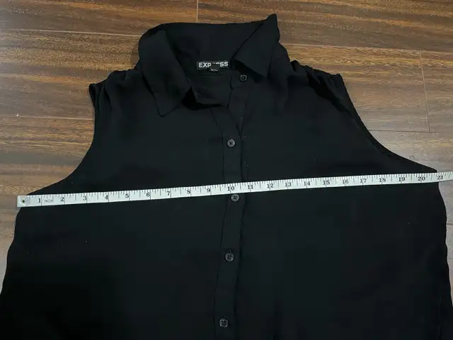 Express women’s extra small blouse, sleeveless button down black in Women's - Tops & Outerwear in Oshawa / Durham Region - Image 6