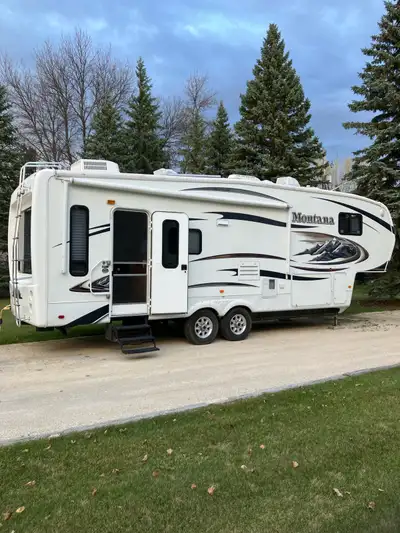 2010 Montana 2955RL Bedroom Slide/King Bed Pull out Sofa Bed with built in air mattress. 2 Rocker Re...