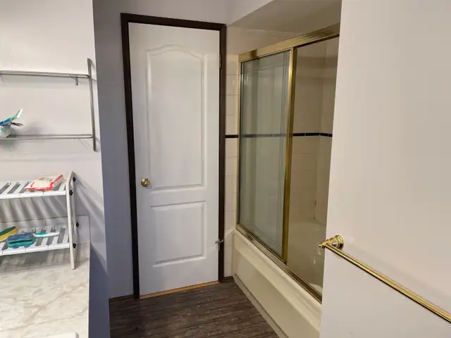 upstairs bedroom for rent  in Room Rentals & Roommates in Burnaby/New Westminster - Image 4