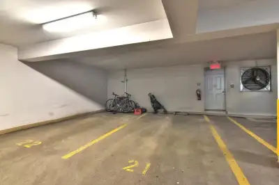 Garage intérieur à louer/ Indoor Parking for rent Parc Extension