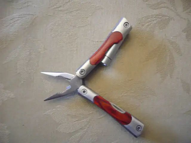 DUCKS UNLIMITED CANADA MULTI TOOL IN COLLECTORS TIN BOX63417636575361123