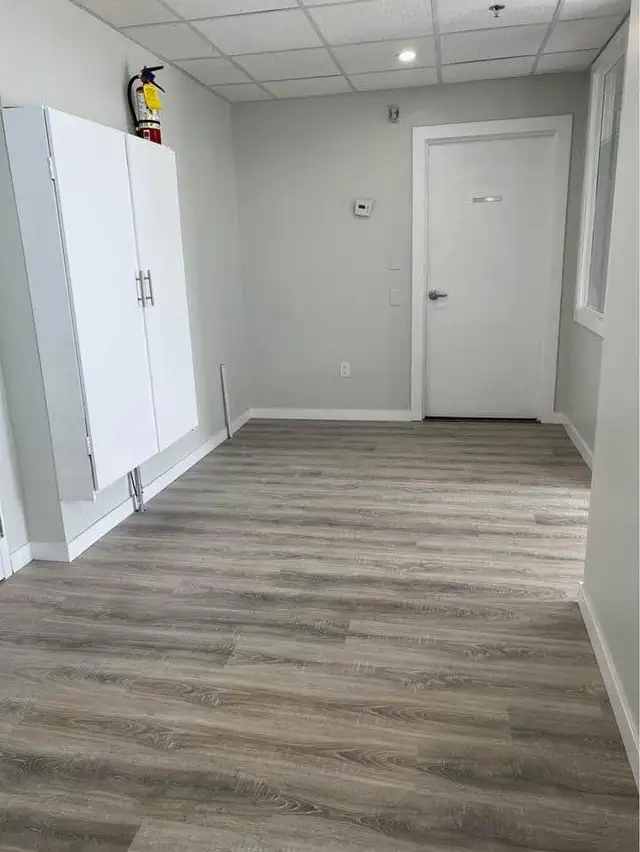 Shared Office/Treatment Room in Wellness Clinic in Commercial & Office Space for Rent in Mississauga / Peel Region - Image 6