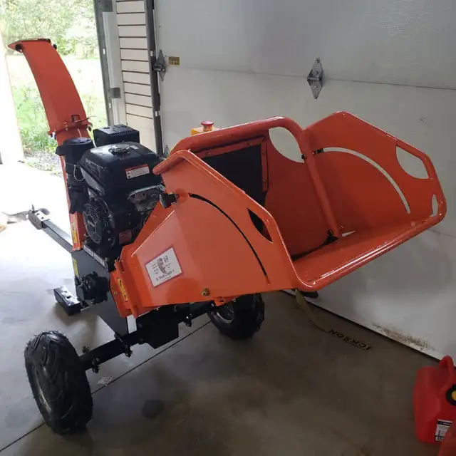 Déchiqueteuse de bois. Wood chipper En stock. in Outdoor Tools & Storage in West Island - Image 3