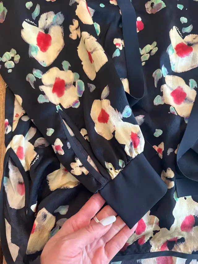 SHAN black silky blouse with floral pattern fits oversize in Women's - Tops & Outerwear in Laurentides - Image 3