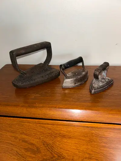 3 fers à repasser antiques., View more