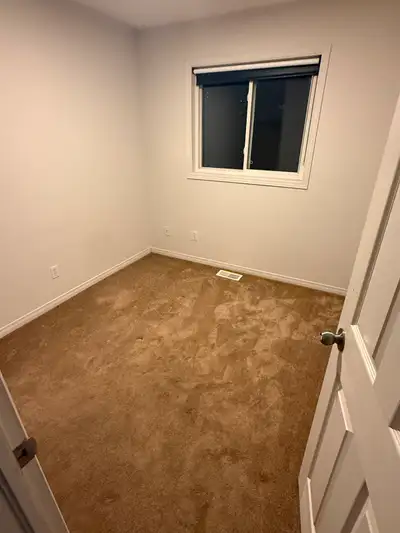 Room for rent minutes from Ottawa University and walking distance from General Hospital. Safe, very...