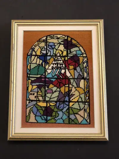 In excellent condition, see pictures. Vibrant and lots of details. Needlepoint of stained glass art....