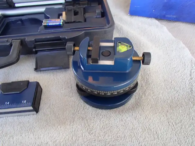 Mastercraft Laser Level with Adjustable Tripod 5 Piece Set in Hand Tools in Sarnia - Image 8