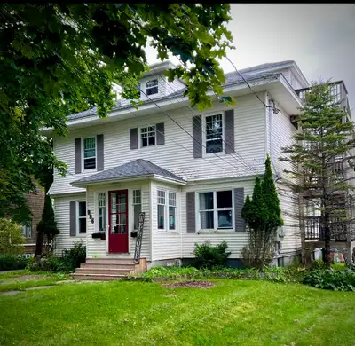 1 BEDROOM PLUS DEN BASEMENT UNIT MANAWAGONISH RD WEST Located on one of the most beautiful streets i...