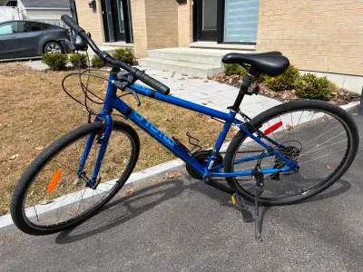 Vélo hybride bleu de marque Miele, en excellent état. Il a été acheté il y a environ 7 ans mais a pe...