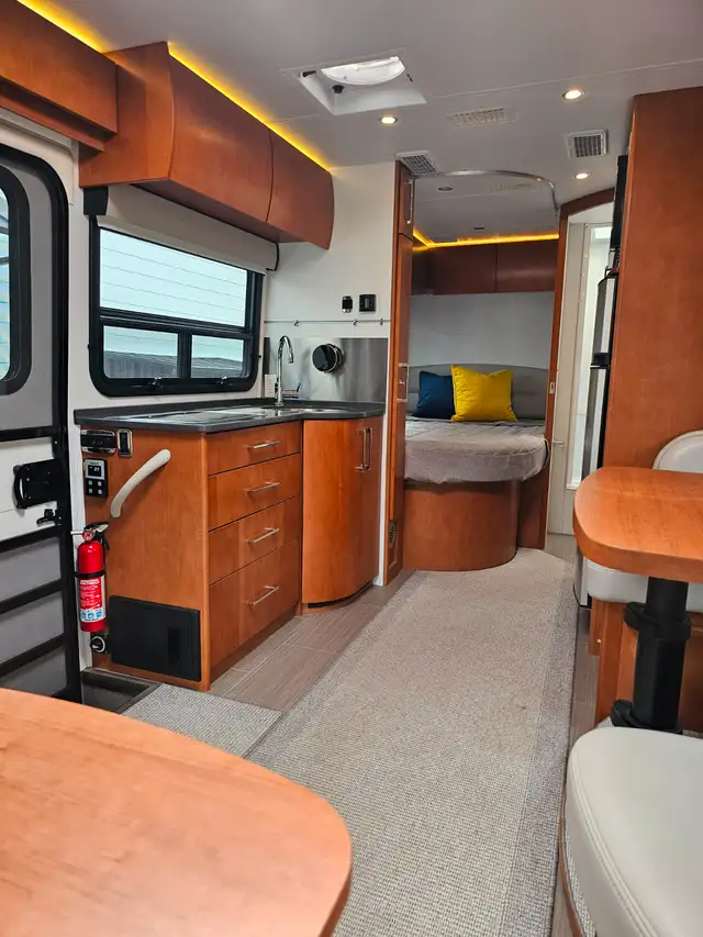 VR  (Motorisé) classe B+ 2019 31 000 Km - Leisure Travel Unity in RVs & Motorhomes in Sherbrooke - Image 5