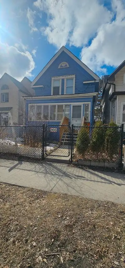House near downtown fully furnished AVAIL AUGUST 1!!!