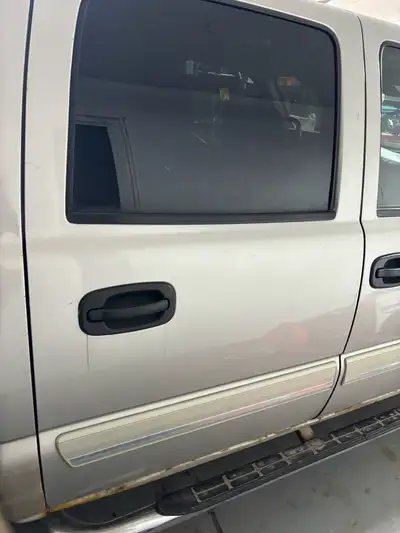 Rust free and dent free rear doors. 5 % window tint. Comes with door panels