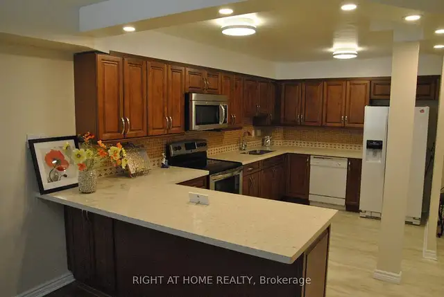 Three (3) bedroom condo in Toronto downtown (Yonge&College)