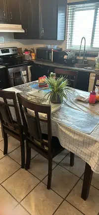 Table à manger avec 5 chaises 