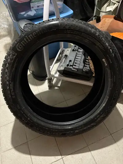 265/45 R20 9-10/32 d’usure égale/treadwear left (514) 821-4481.