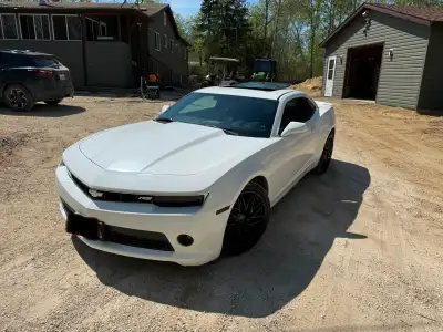 2014 Camaro RS with 84000km. Mint condition and fully loaded. Diamond White wrap, power leather seat...