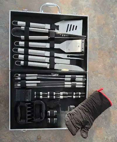Ensemble d'accessoires pour barbecue avec étui a vendre, View more