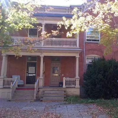 FREE RENT uOttawa, 3 bedroom, 1 bath, sept 1st, insuite landry 4 minute walk to Ottawa U campus @ 28...