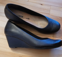 Clarks_Chaussures en cuir à talon compensé Flores_Femmes (GR:9)