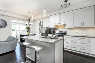 Property Available for Nov 1st** Address: Hawkshaw Cres (In Barrhaven, walking distancce to Barrhave...