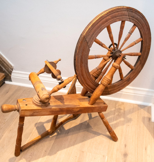 Antique Spinning Wheel in Arts & Collectibles in City of Toronto - Image 4