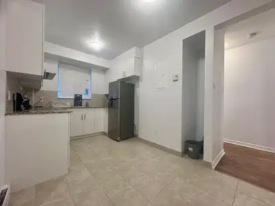 Adresse : 5485, avenue Avonmore, Montréal (QC) H3X 1Z2 Appartement rénové 2 1/2, très bien situé, à...