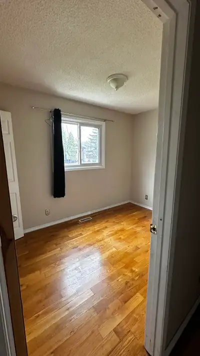 Room available for male student. Close to St Vital Mall Features : *15 minutes walk to St vital mall...