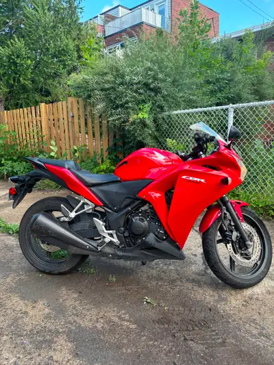 Honda CBR 250 2012 – Rouge – Seulement 14 000 km ️ Moto sport idéale pour débutant ou amateur de con...