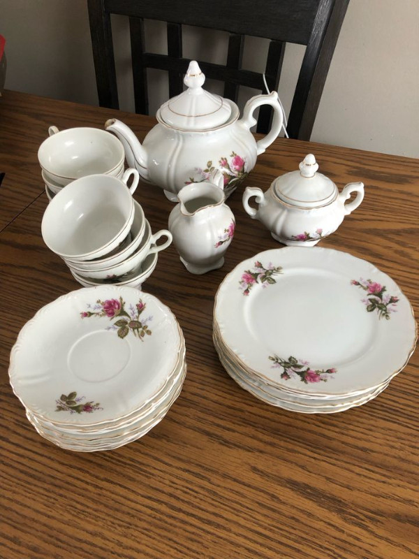Vintage Beautiful Tea Set in Arts & Collectibles in Oshawa / Durham Region