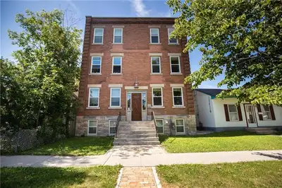 2 bed/1 bath Apartment in historic downtown Wpg