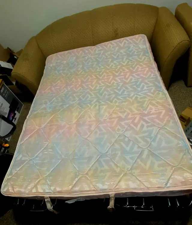 Pullout Bed Couch in Couches & Futons in Portage la Prairie - Image 3