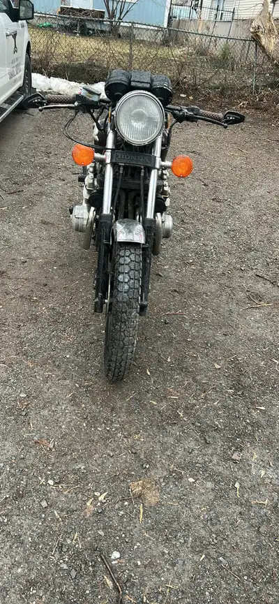 Honda cb 900 plaquer pres pour l’été