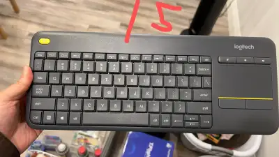 Logitech K400 Plus Wireless Keyboard with Built-in Touchpad - Compact and lightweight design, perfec...