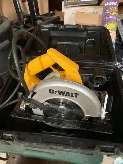 Scie circulaire Dewalt avec étui, View more