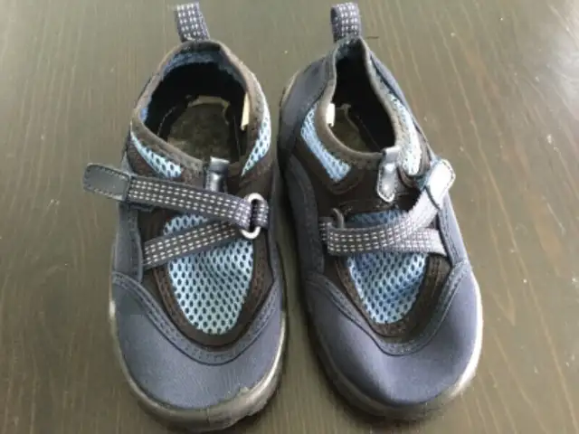 Souliers d’eau gr. 9-10 ou gougounes 3-4; beach shoes in Kids & Youth in Longueuil / South Shore - Image 4