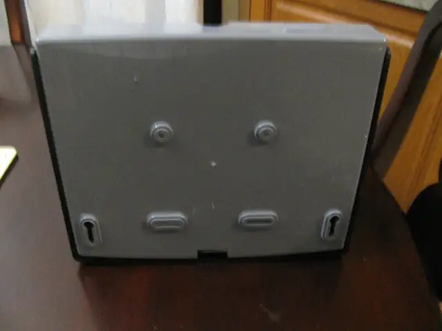 SCOTT  TOWEL DISPENSER in Industrial Kitchen Supplies in Norfolk County - Image 3