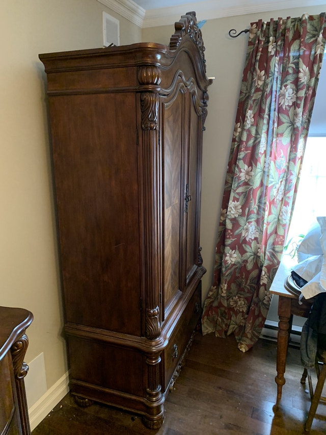 Grande armoire en bois massif Commodes et armoires Sherbrooke Kijiji