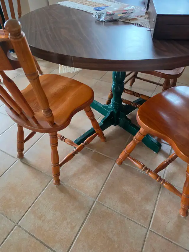 kitchen table in Dining Tables & Sets in Hamilton - Image 3