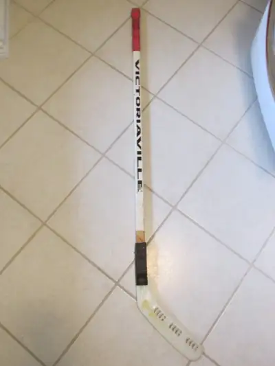 49" from heel of stick to the top Wood handle with hard plastic blade that can curved for either rig...