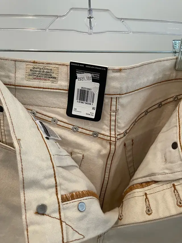 Levi’s Bermuda short size 28 in Women's - Tops & Outerwear in City of Toronto - Image 3