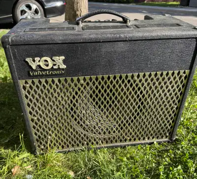 VOX AD50VT Valvetronix Guitar Amp The Vox AD50VT is a 50-watt hybrid modeling combo amplifier from t...