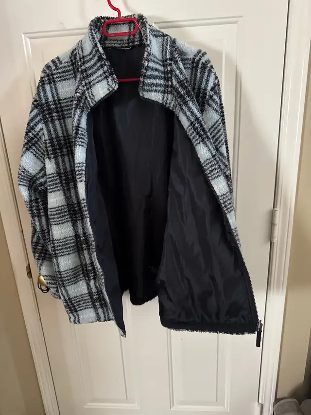 Penningtons Fleece Jacket in Women's - Tops & Outerwear in Calgary - Image 4