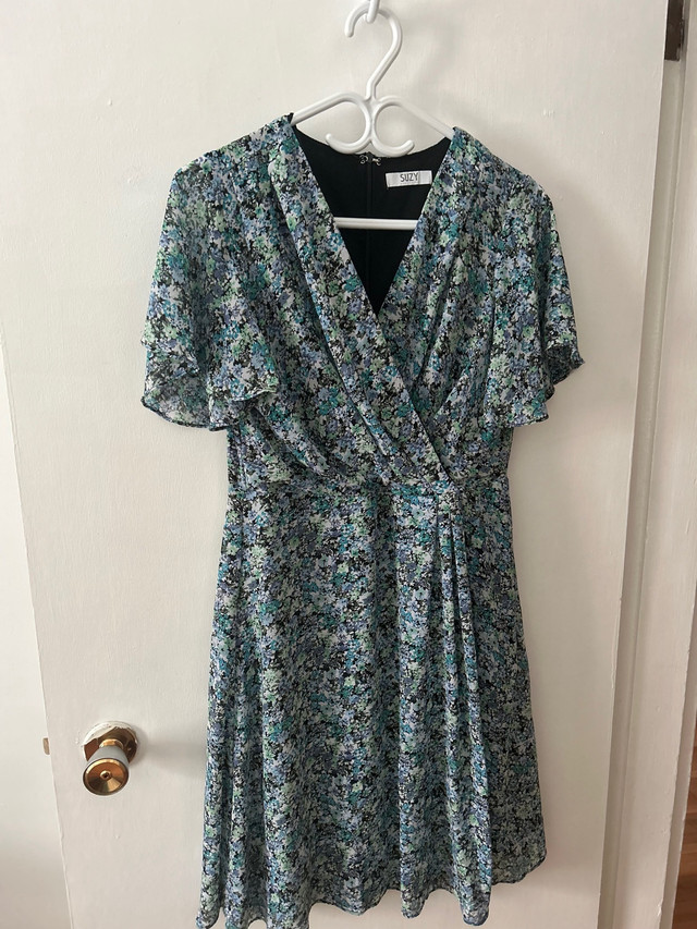 Suzy Shier Short Summer Floral Print Wrap Dress in Black, Size W in Women's - Dresses & Skirts in Ottawa